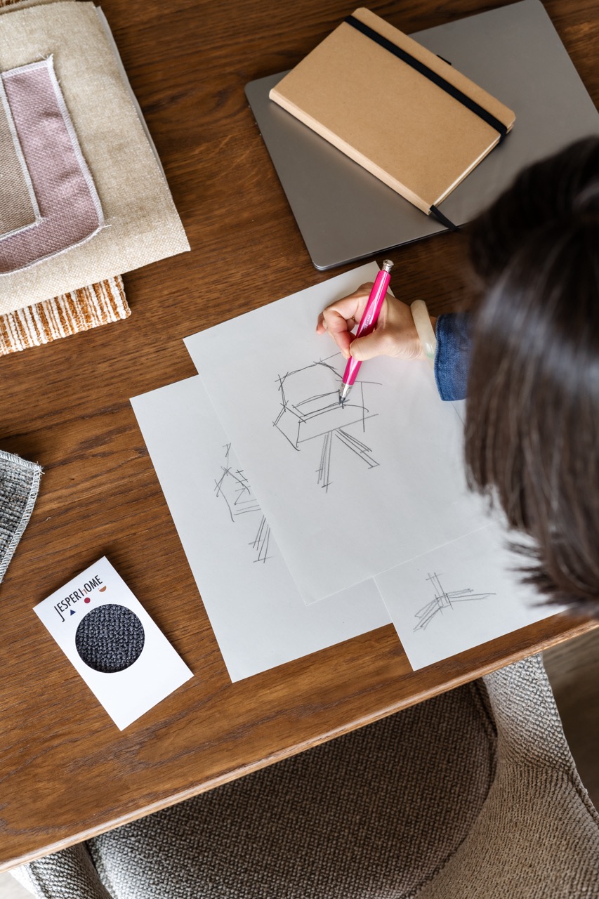 Ontwerper die een stoel schetst