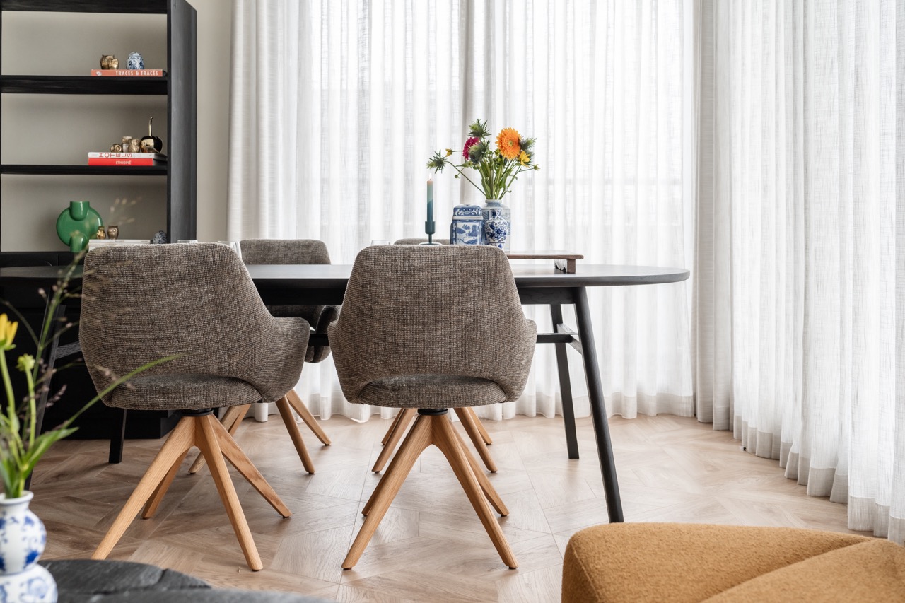 Yanai‑stoel naast een tafel